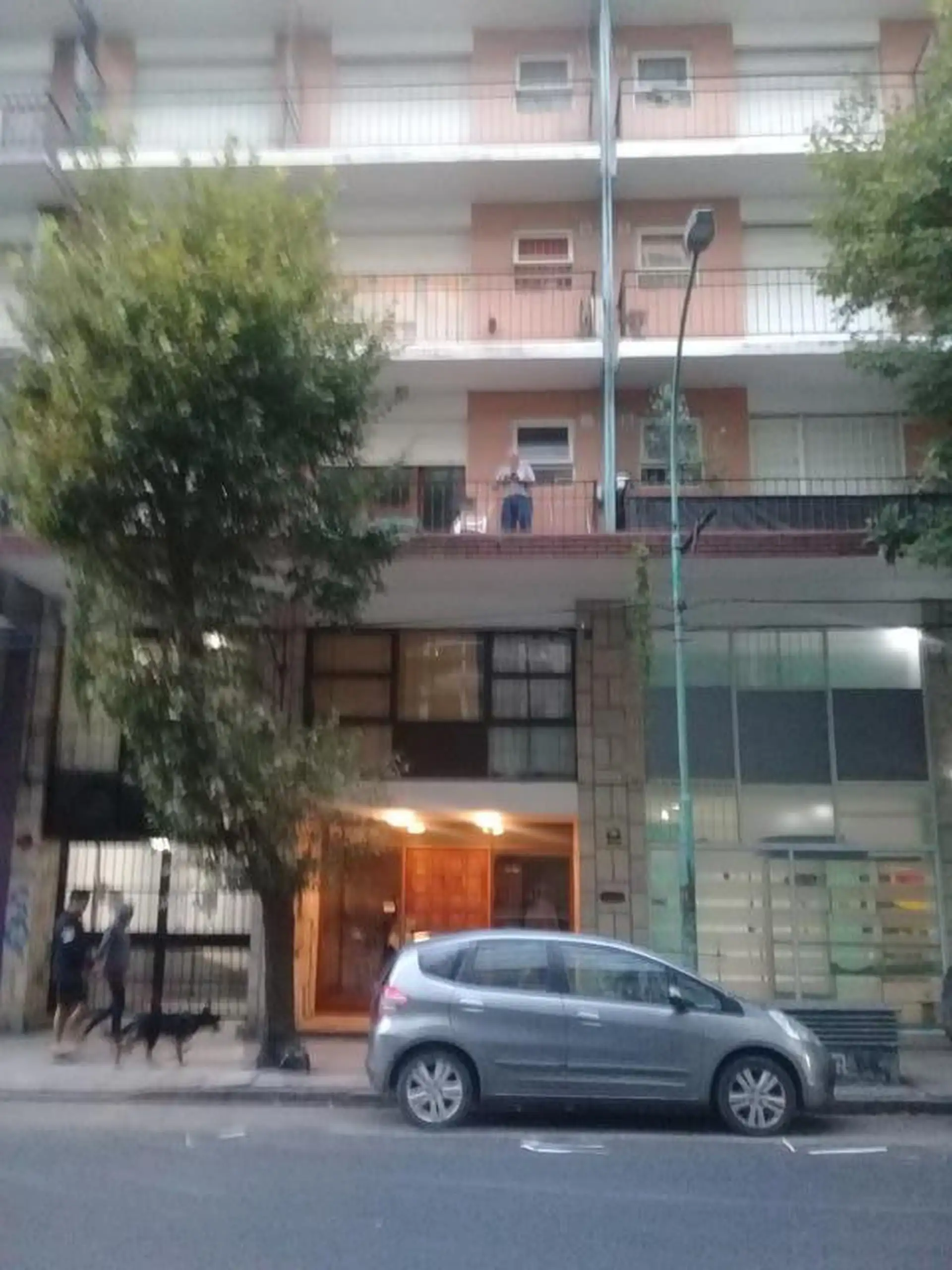 Depto 2 amb, 42m² con balcón al frente — Centro