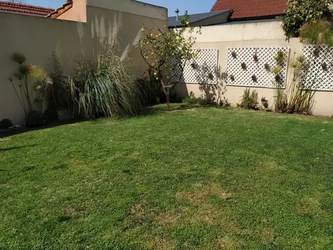 VENTA CASA 4 AMBIENTES CASTELAR - APTO CRÉDITO