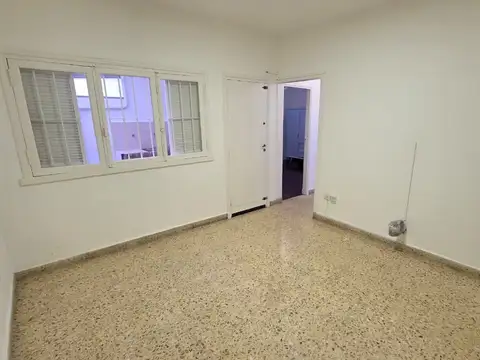 Imperdible: dpto 2 amb en planta baja con patio, expensas bajas y excelente ubicacion: Emilio Castro 111, Temperley