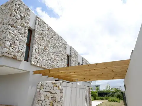 Casa en Venta en Countries y Barrios Cerrados en la Plata, USD 295.000