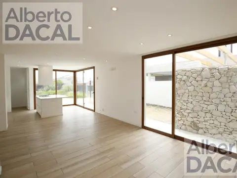 Casa 5 ambientes con 4 baños