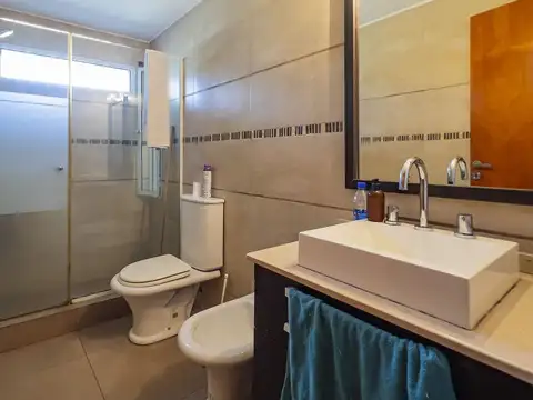 VENTA CASA  CON LOCAL B° ESPAÑA Y HOSPITALES