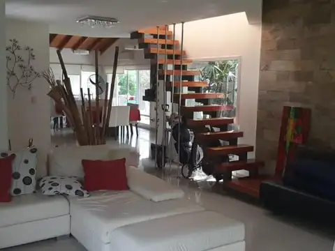 Casa 5 ambientes con 3 baños
