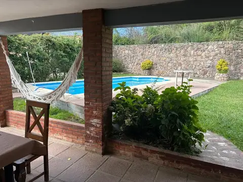 Casa 7 ambientes con 2 baños