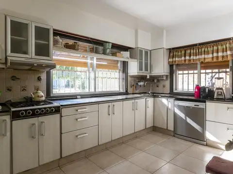 Venta de Casa en Castelar Norte con Piscina, Quincho y Jardín