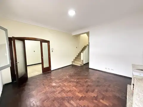 Casa en Alquiler con 2 cocheras