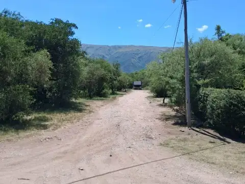 Lote 601 m² c/ escritura a 2,5 cuadras de la plaza