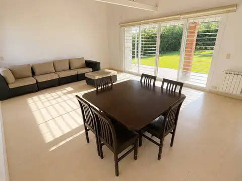 Casa en Alquiler con 2 cocheras