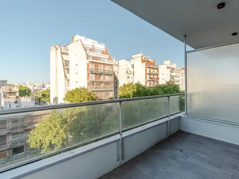Luminosa oficina monoambiente en venta y alquiler, cerca de todo, en Caballito.