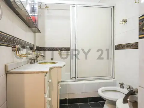 VENTA-PERMUTA 4 AMBIENTES AL FRENTE SOBRE AV. DEL LIBERTADOR – BALCÓN, PARRILLA Y COCHERA