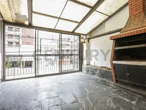 VENTA-PERMUTA 4 AMBIENTES AL FRENTE SOBRE AV. DEL LIBERTADOR – BALCÓN, PARRILLA Y COCHERA
