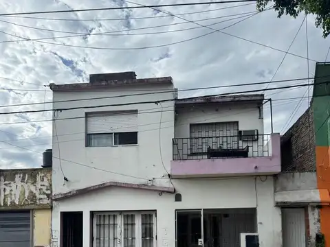 VENTA - CASA AL FRENTE 5 DORMITORIOS + COCHERA - BARRIO AZCUENAGA