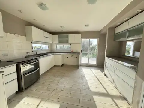 Casa 5 ambientes con 2 baños