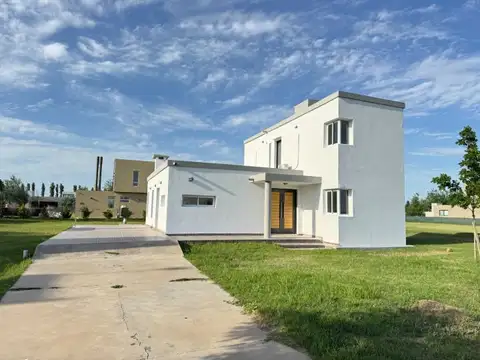 CASA EN VENTA EN BARRIO PRIVADO HARAS DE FUNES CLUB DE CAMPO