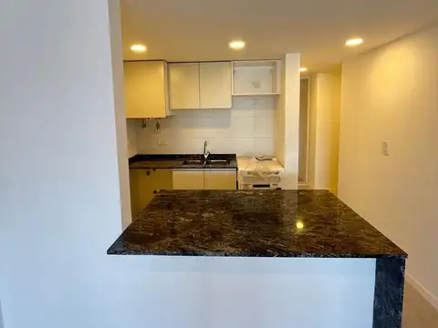 Monoambiente en VENTA, MORENO Y MONTEVIDEO, luminoso orientación ESTE, sin balcón