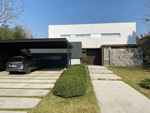 Casa 5 ambientes con 3 baños