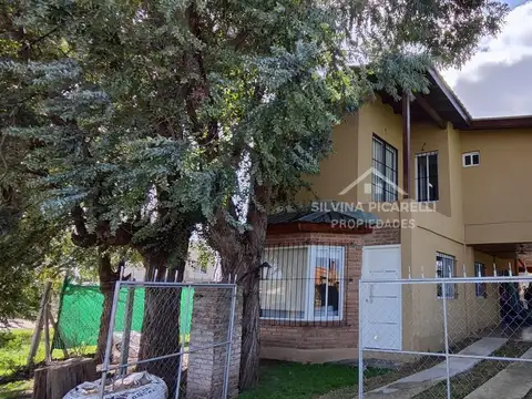 ALQUILER, CASA CON PILETA, 3 DORMITORIOS - LOS CARDOS 100