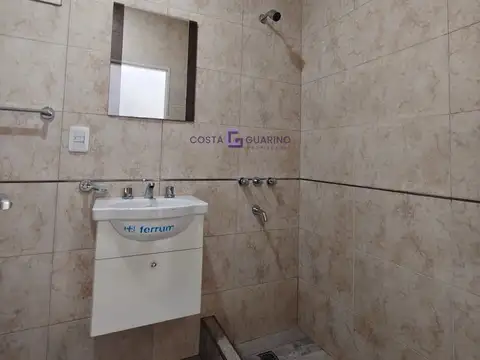 Excelente monoambiente en primer piso ubicado sobre Avenida Illia
