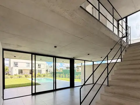Casa en Venta con 4 cocheras