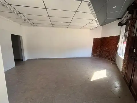 Se ALQUILA local comercial en Santo Tomé