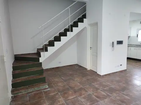 Depto Tipo Casa en Alquiler con 1 cocheras