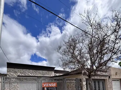 Casa 6 ambientes con 2 baños