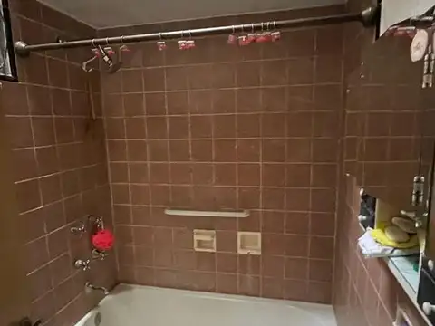 AMPLIO LOTE DE 513m2 CON 2 VIVIENDAS DE 2 DORMIT CADA UNA. PARA POSIBLE EMPRENDIMIENTO INMOBILIARIO.