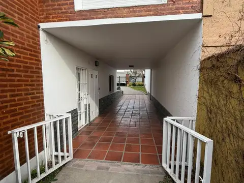 Casa 6 ambientes con 2 baños