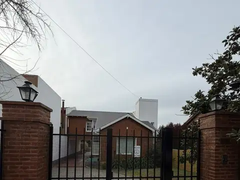 EXCELENTE CASA - CORTE CLASICO - PILETA - 3 DORM - ZONA CALVARIO