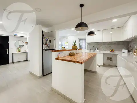 Casa en Venta con 2 cocheras