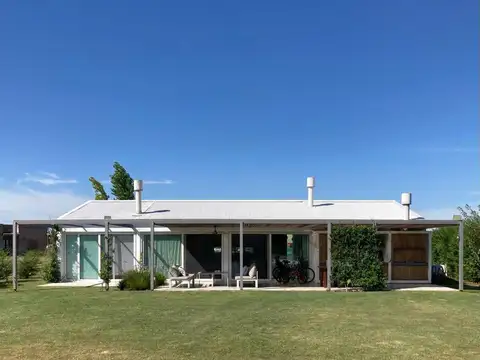 Casa en venta 4 ambientes Medal Country Club Pilar luminosa