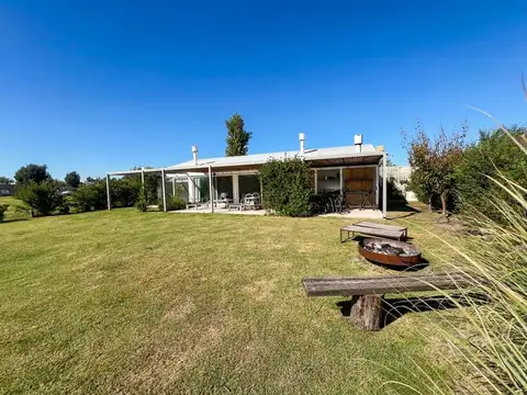 Casa en venta 4 ambientes Medal Country Club Pilar luminosa