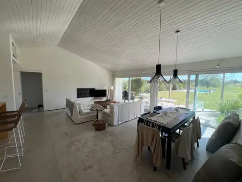 Casa 4 ambientes con 2 baños