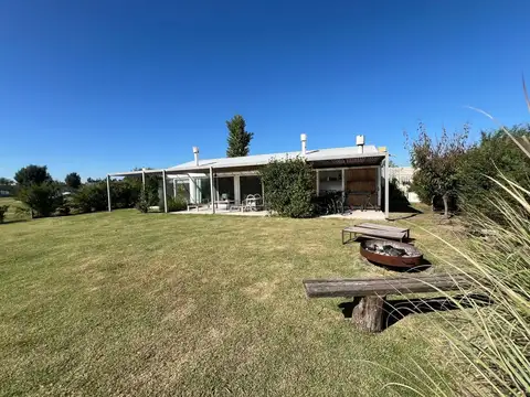 Casa en venta 4 ambientes Medal Country Club Pilar luminosa