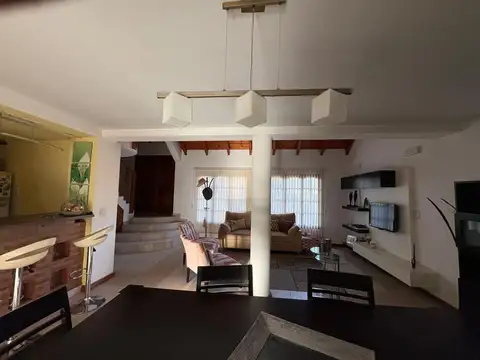Casa 8 ambientes con 3 baños