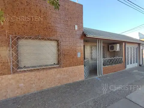 Casa en venta zona comercial a cien metros de Avenida Blas Parera