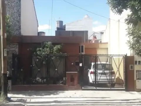 Amplia casa 3 ambientes con patio y cochera