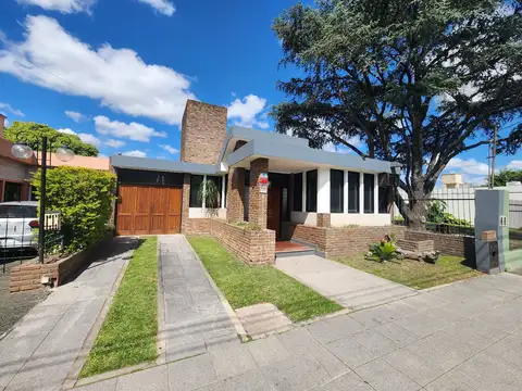 Casa en Venta con 4 cocheras