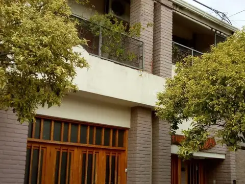 SE VENDE AMPLIA CASA EN EL CENTRO DE VILLA MARIA 