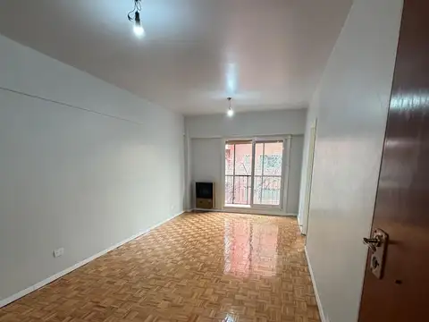Excelente departamento de 3 ambientes al frente con cochera