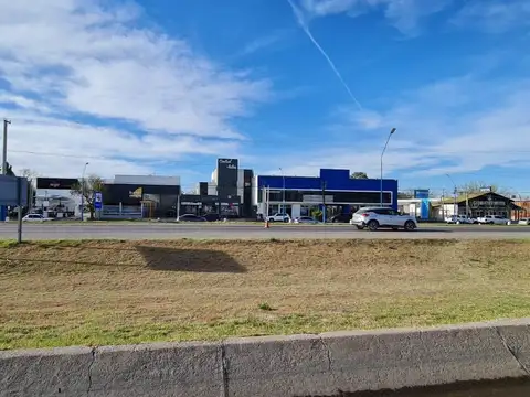 VENTA:  GALPON  +  OFICINAS   Y SALON  VIDRIADO FRENTE A RUTA 22 - GRAL. ROCA