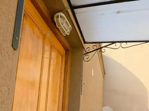 Departamento en Contrafrente, 1er piso por escalera