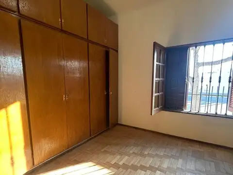 Casa 8 ambientes con 1 baño