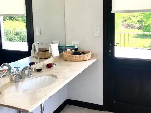 Casa 7 ambientes con 3 baños