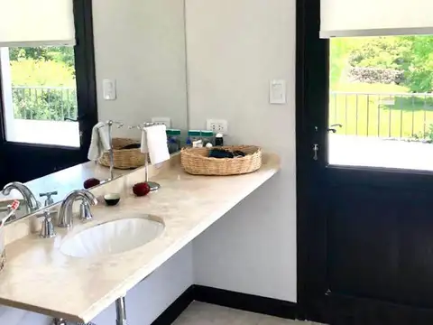 Casa 7 ambientes con 3 baños