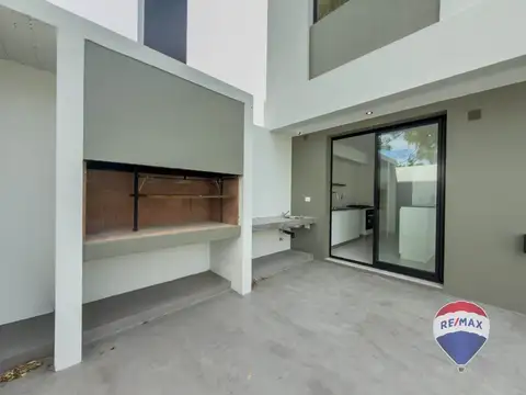 Casa 4 ambientes con 2 baños