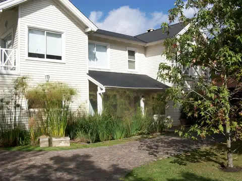 Casa con 4 dormitorios con lote al golf en Abril Club de Campo