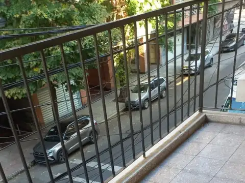 impecable frente con balcon 2 ambientes a zona Pza Guadalupe, boulevard Charcas 