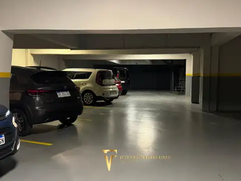 VENTA - COCHERA - ACCESO A PUERTA SALIDA A LA CALLE - PORTÓN ELÉCTRICO - LINIERS