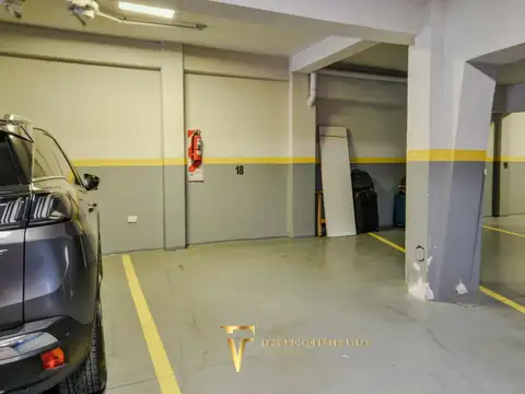 VENTA - COCHERA - ACCESO A PUERTA SALIDA A LA CALLE - PORTÓN ELÉCTRICO - LINIERS